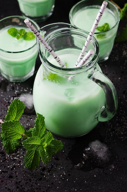 Leche tradicional italiana con menta