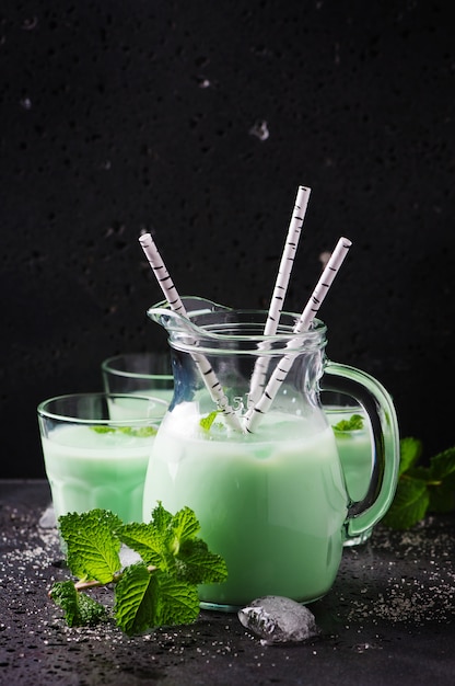 Foto leche tradicional italiana con menta