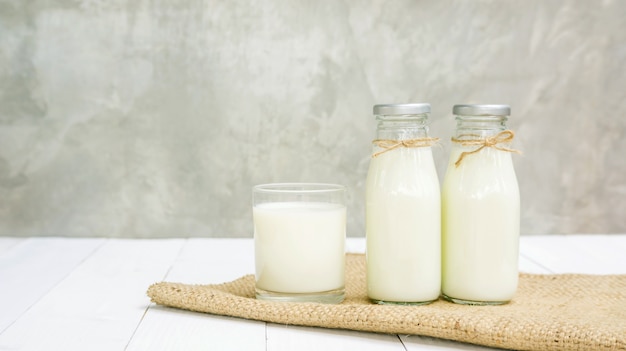 Una leche en un vaso y una botella.