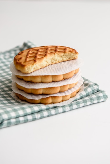 Leche en un vaso y galletas en la mesa