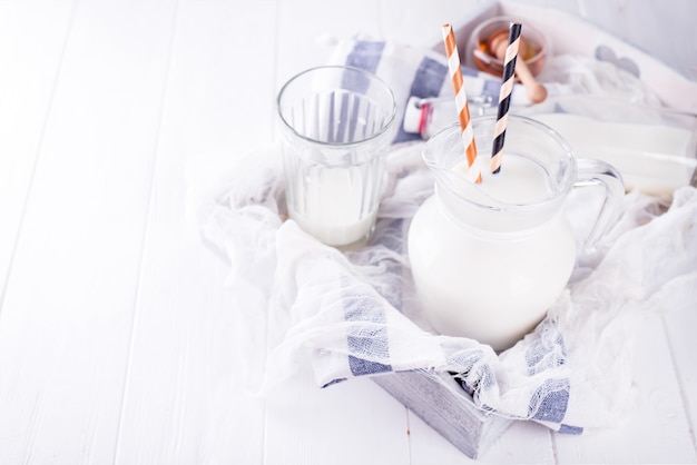 Leche en vaso con pajitas y miel.