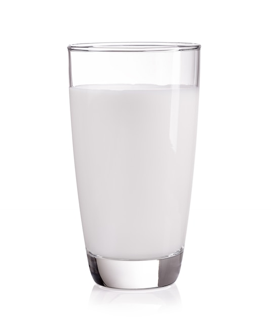 Leche en el vaso sobre fondo blanco