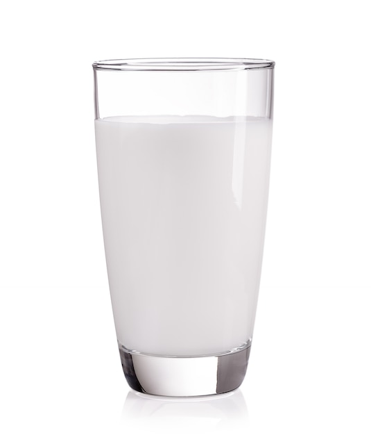 Leche en el vaso sobre fondo blanco.