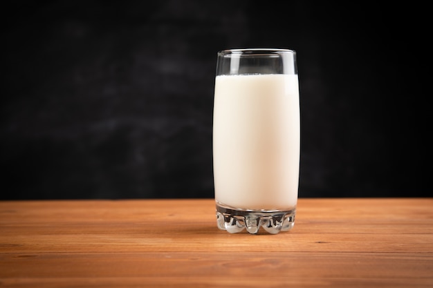 Leche en un vaso sobre la mesa