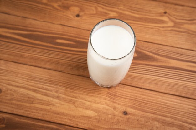 Foto leche en un vaso sobre la mesa