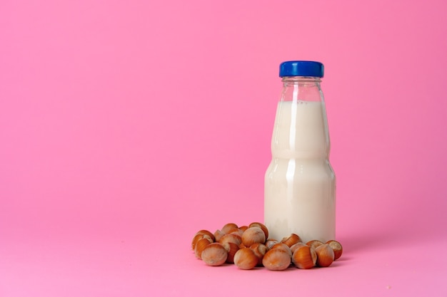 Leche vegana no láctea hecha de frutos secos en cristalería