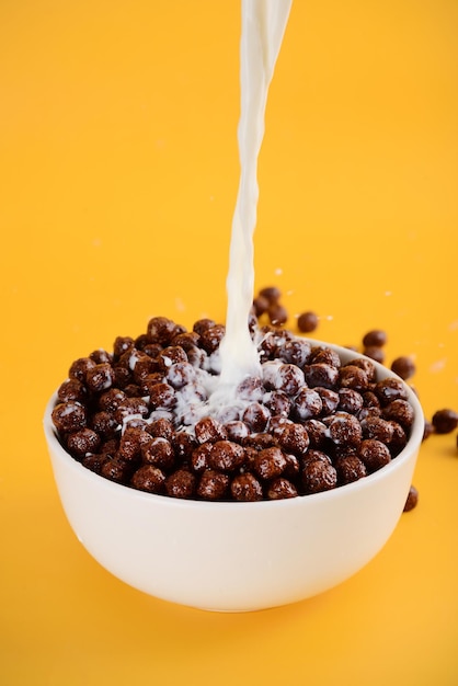 La leche se vierte en un cereal de desayuno con leche.