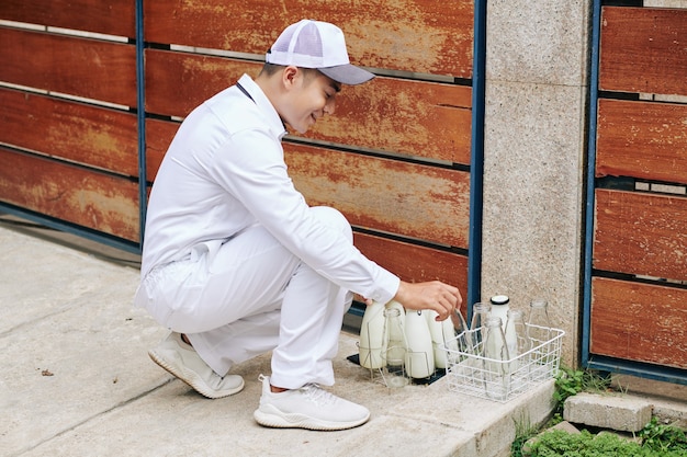 Lechero Cambiando Botellas