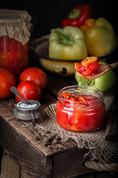 Lecho casero con pimiento rojo y tomates.