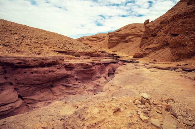 Lecho seco Paisaje natural del desierto Textura de piedra Fondo de arenisca natural abstracto Cañón rojo Eilat Israel