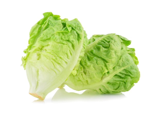 Lechuga fresca del bebé cos en el fondo blanco