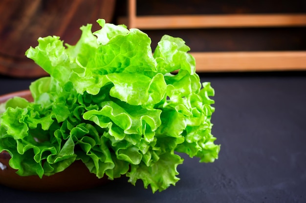 Lechuga fresca en un tazón de madera closeup copia espacio