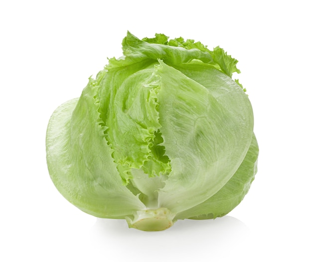 Lechuga iceberg aislado sobre superficie blanca