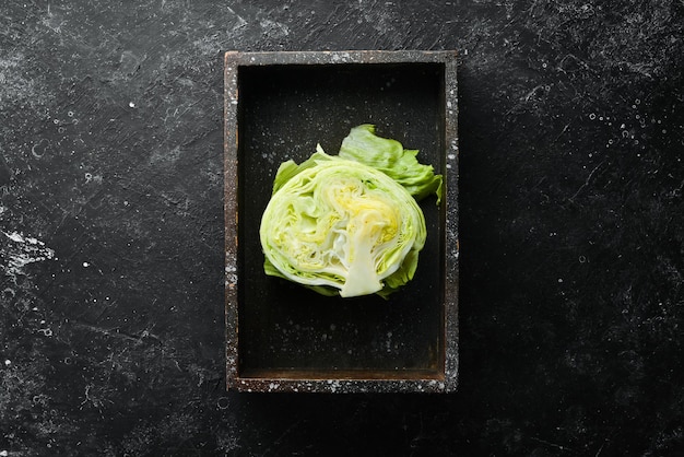 Lechuga iceberg en una caja de madera Vista superior Espacio de copia libre