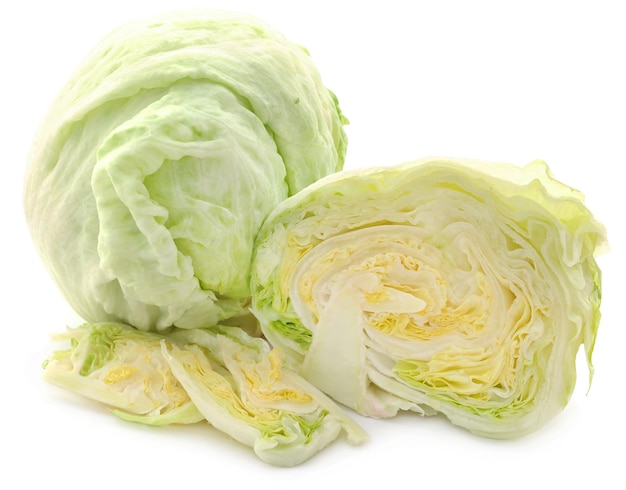 Lechuga iceberg en rodajas y entera sobre blanco