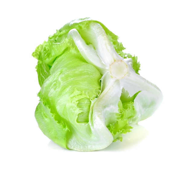 Lechuga iceberg verde sobre fondo blanco