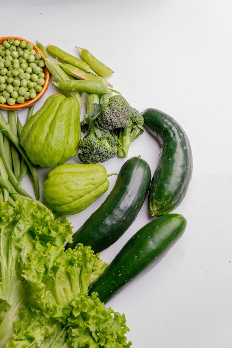 lechuga pepinos brócoli judías verdes guisantes chayote fondo blanco espacio de copia