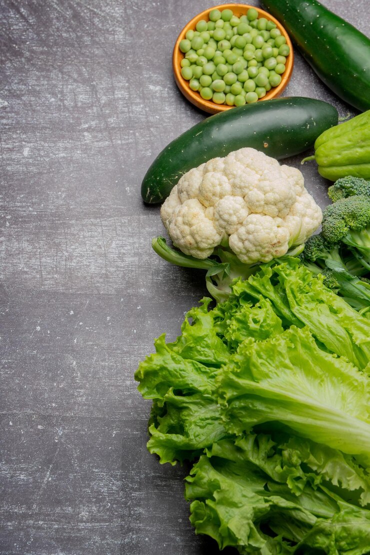 lechuga pepinos brócoli judías verdes guisantes nabo repollo chayote en fondo gris