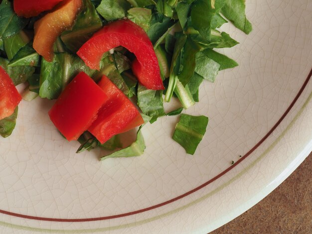 Lechuga y pimientos rojos