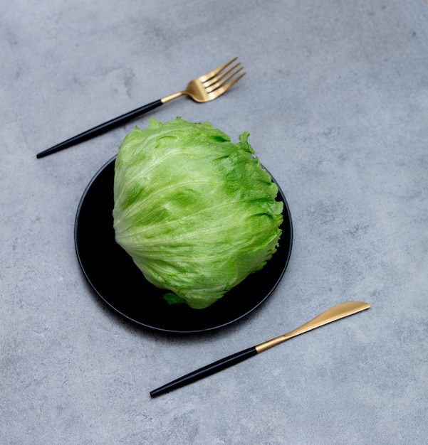 Lechuga en un plato con tenedor y cuchillo.