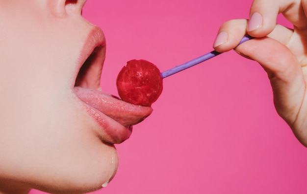 Leckende Zunge Lippen Mädchen mit sexy Mund essen Chupa Chups Nahaufnahme Frau Lippen saugen Lollypop wom