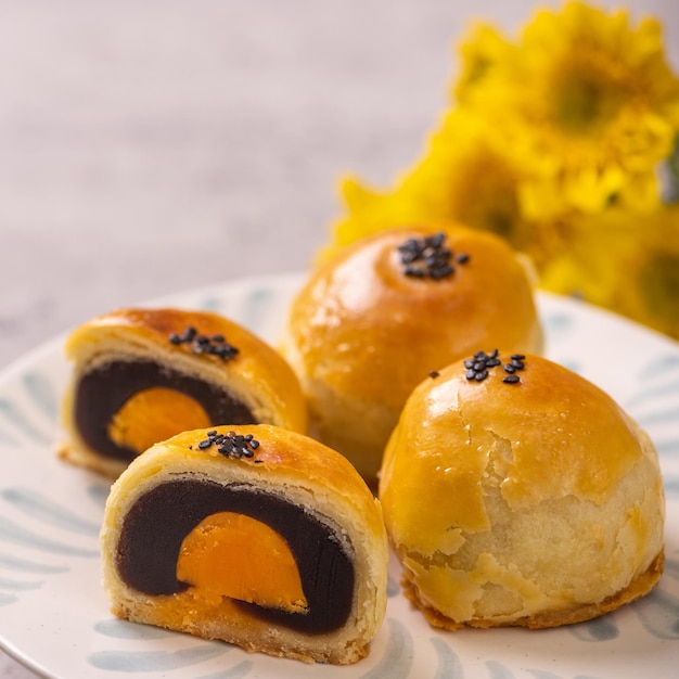 Lecker gebackener Eigelb-Gebäck-Mondkuchen für MidAutumn Festival auf hellem Zementtischhintergrund Chinesisches traditionelles Lebensmittelkonzept Nahaufnahme Kopierraum