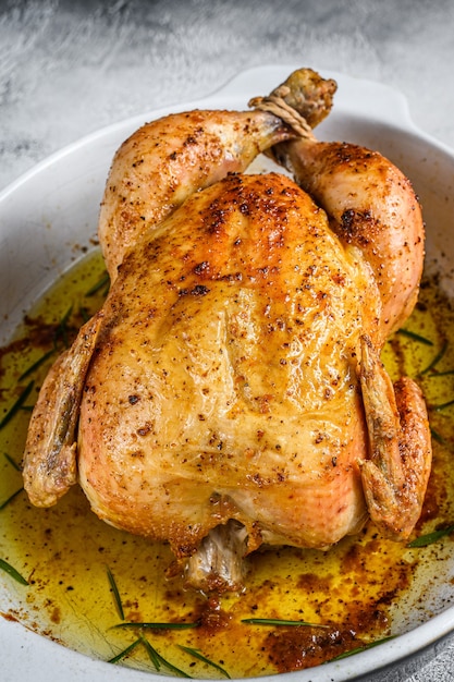 Lecker gebackenes, knuspriges Hähnchen, serviert auf einer Keramikschale