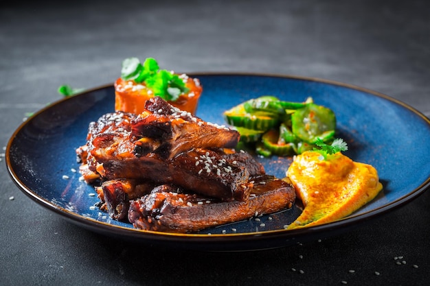 Lecker gebratene Rippchen mit Sesam und Gemüse