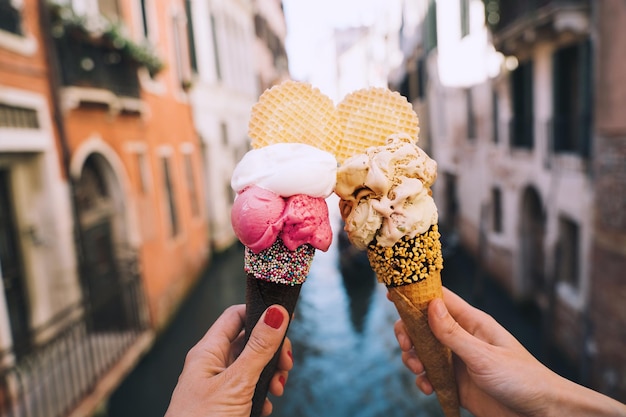 Lecker Gelato oder Eis in Waffelkegel in Venedig, Italien