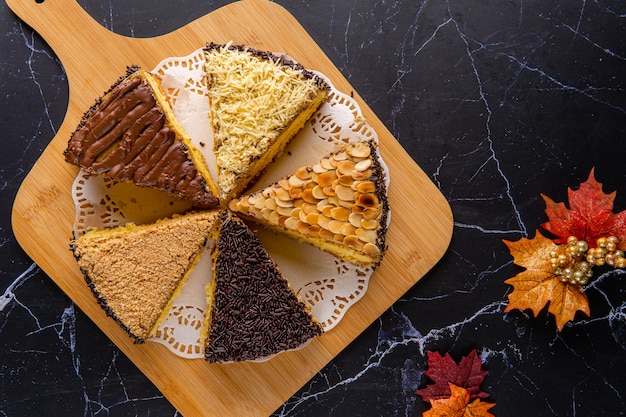 Lecker geschnittene Schokolade Ganzer Kuchen mit verschiedenen Belägen to