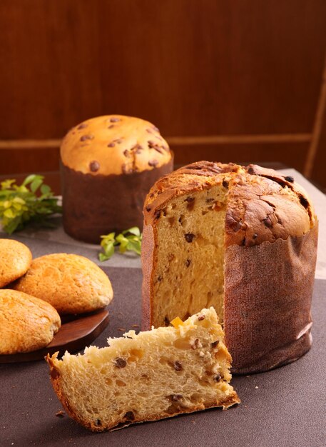 Foto lecker panettone und scheibe mit kandierten früchten nüsse und kastanien