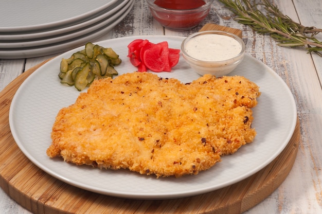 Lecker paniertes Hähnchenfilet mit Tomaten-Knoblauch-Sauce