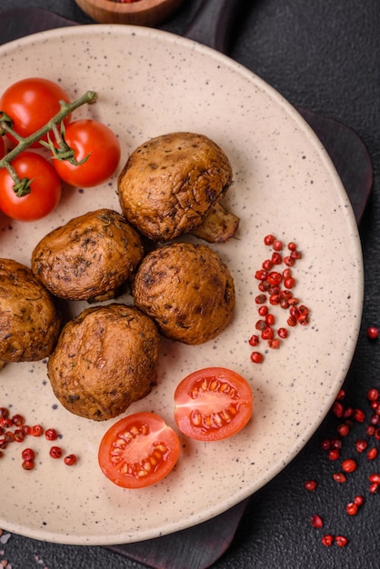 Lecker, saftige, ganze Champignons, gebacken auf dem Grill mit Salz und ...