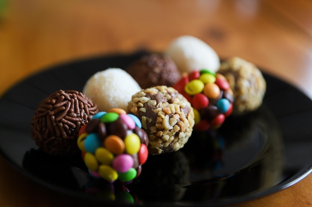 Lecker sortierte Kindergeburtstagspralinen, Brigadeiro, Schokoscheiben, Mandel-Crunchy, Coco