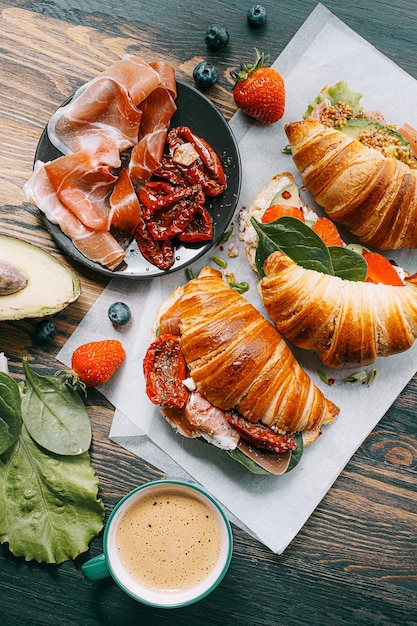 Foto leckere amerikanische croissants zum frühstück