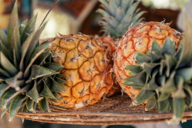 Leckere Ananas im Strohkorb