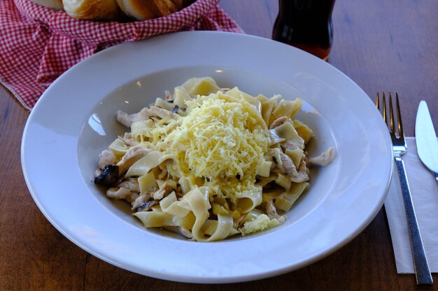 Leckere appetitliche klassische italienische Pasta mit einer köstlichen Sauce.