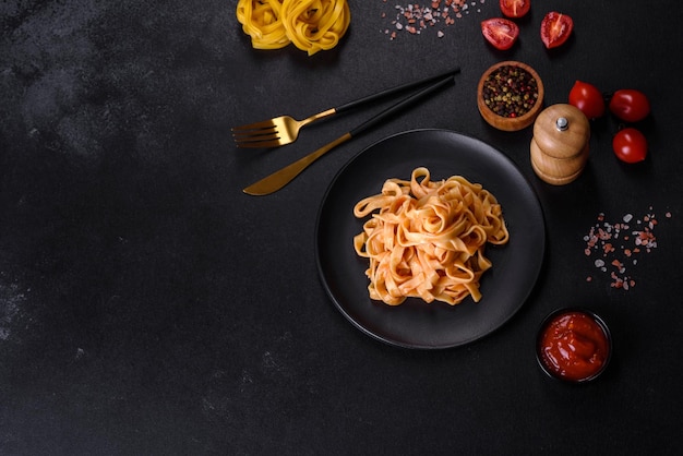 Leckere, appetitliche Pasta-Tagliatelle-Spaghetti mit Tomatensauce und Parmesan