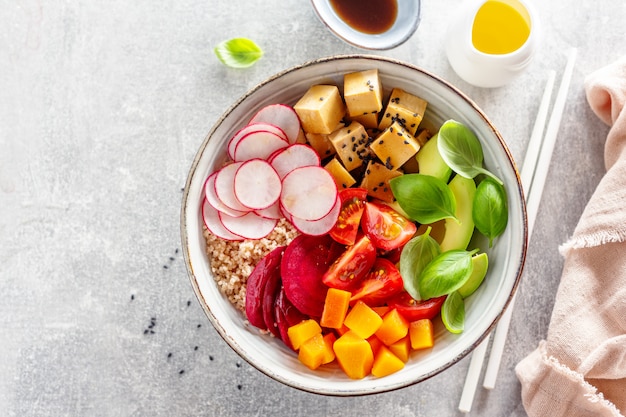 Leckere appetitliche vegane Schüssel mit Gemüse und Tofu in der Schüssel serviert. Nahansicht.