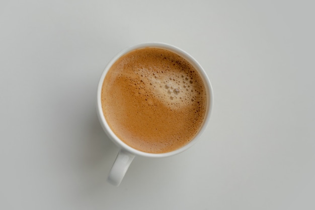 Leckere aromatische Tasse Kaffee auf grauem Hintergrund, Ansicht von oben