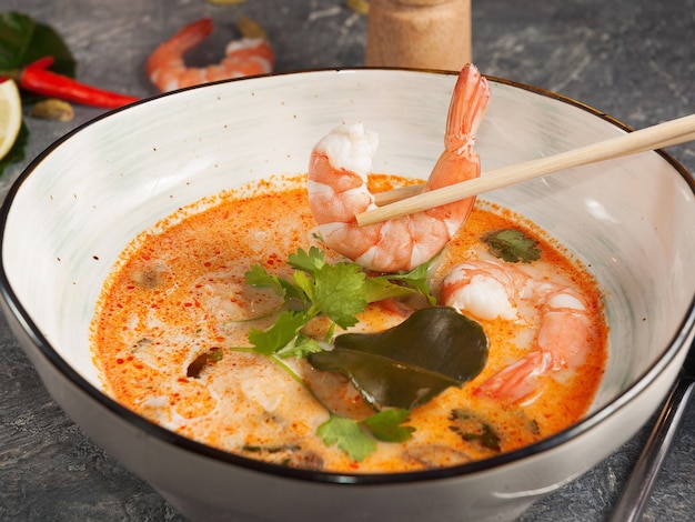 Leckere asiatische Suppe mit Garnelen und Stäbchen