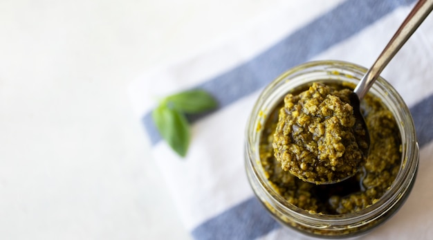 Leckere Basilikum-Pesto-Sauce in einem Löffel