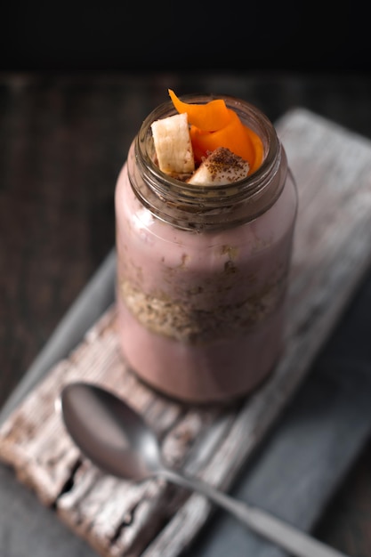 Leckere Beeren-Smoothies mit Haferflocken auf dem rustikalen Stand