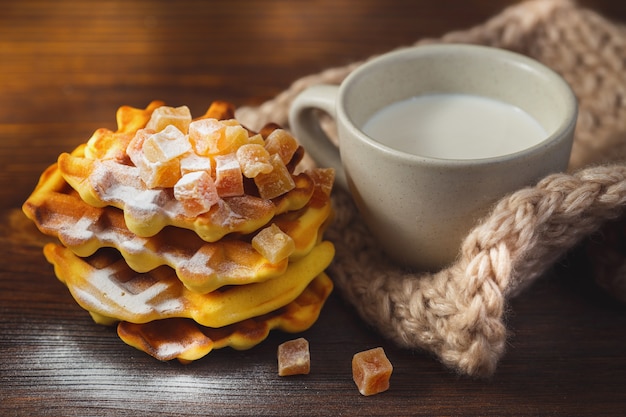 Leckere belgische Waffel mit einer Tasse Milch