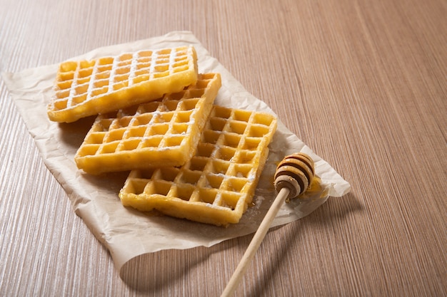 Leckere belgische Waffeln mit Honig. Bäckereiprodukte. Essen