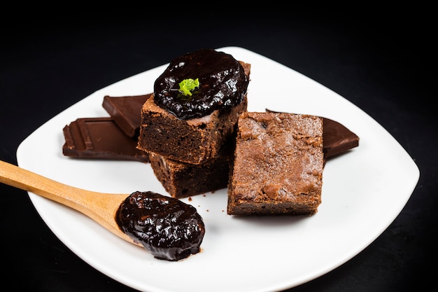 Leckere bittere Süße und Fudge. Brownie ist eine Art von Schokoladenkuchen.