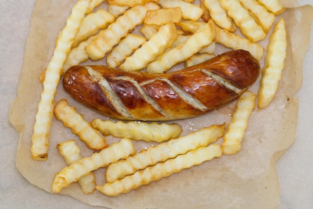 Leckere Bratwurst mit Pommes.