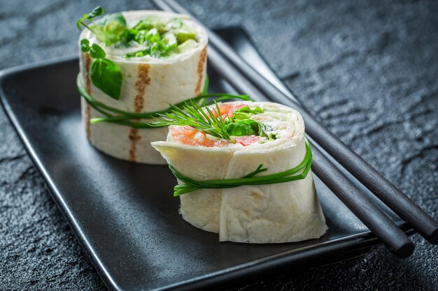 Leckere Brötchen mit Lachskäse und Gemüse zum Brunch