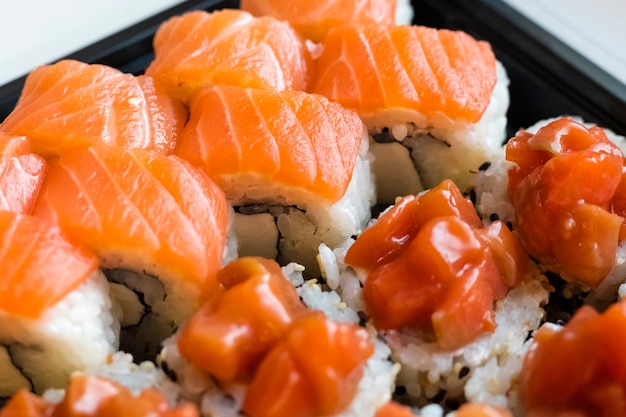 Leckere Brötchen mit rotem Fischfleisch in der japanischen Küche. Japanisches Essen hautnah