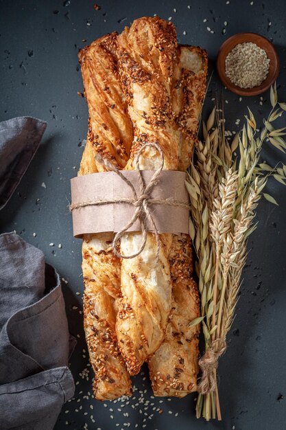 Leckere Brotstangen frisch gebacken mit Sesamkörnern